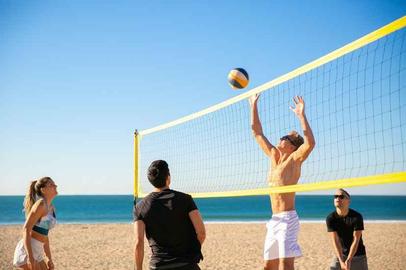 Plaj Voleybolu Kuralları, Ekipmanlar ve Taktikler