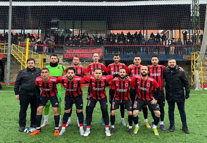 Karacaahmet Aygen A takımı futbolcuları ve teknik ekibi sahada takım fotoğrafı için poz veriyor